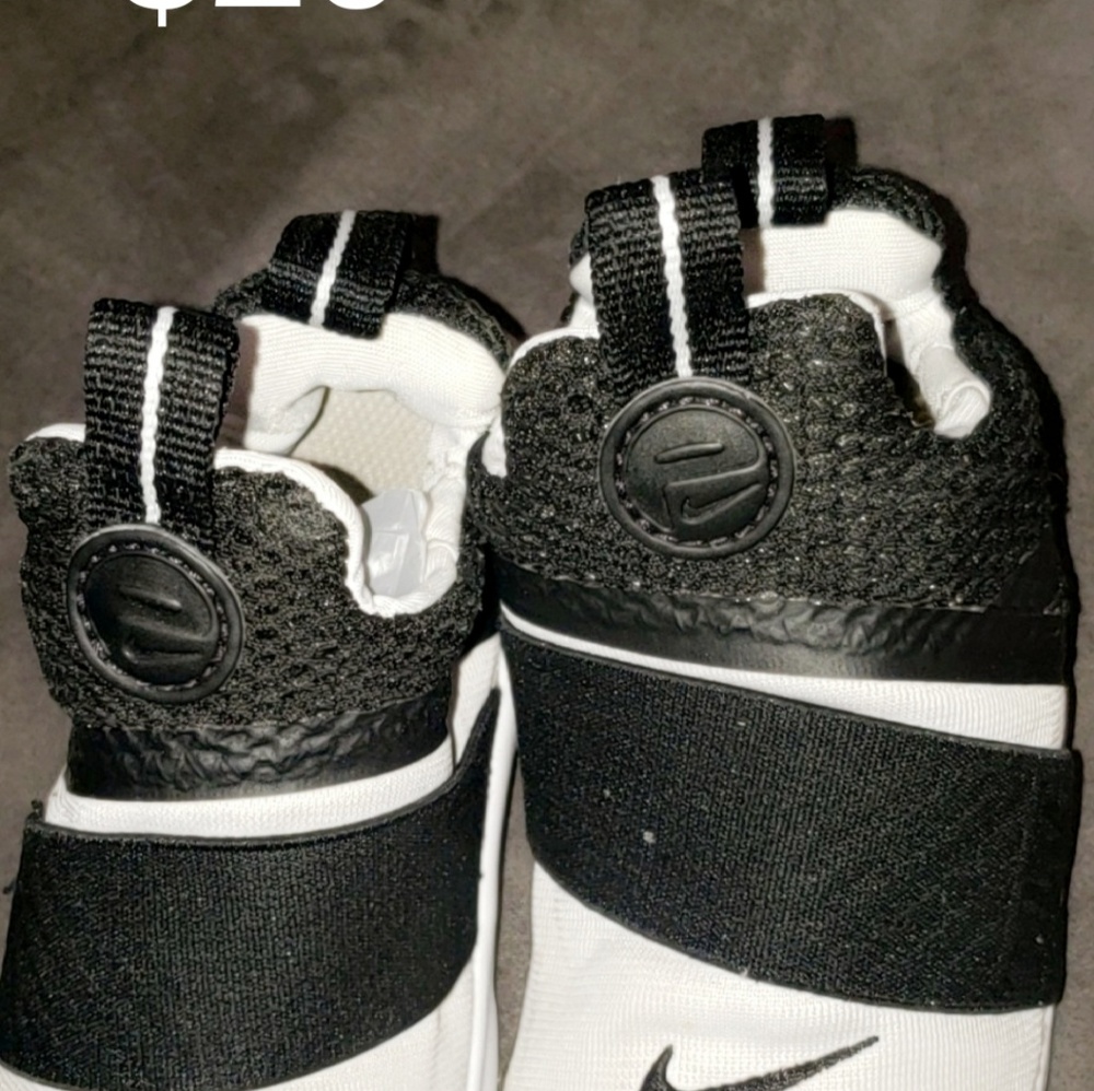 Nike Tennis Shoes
